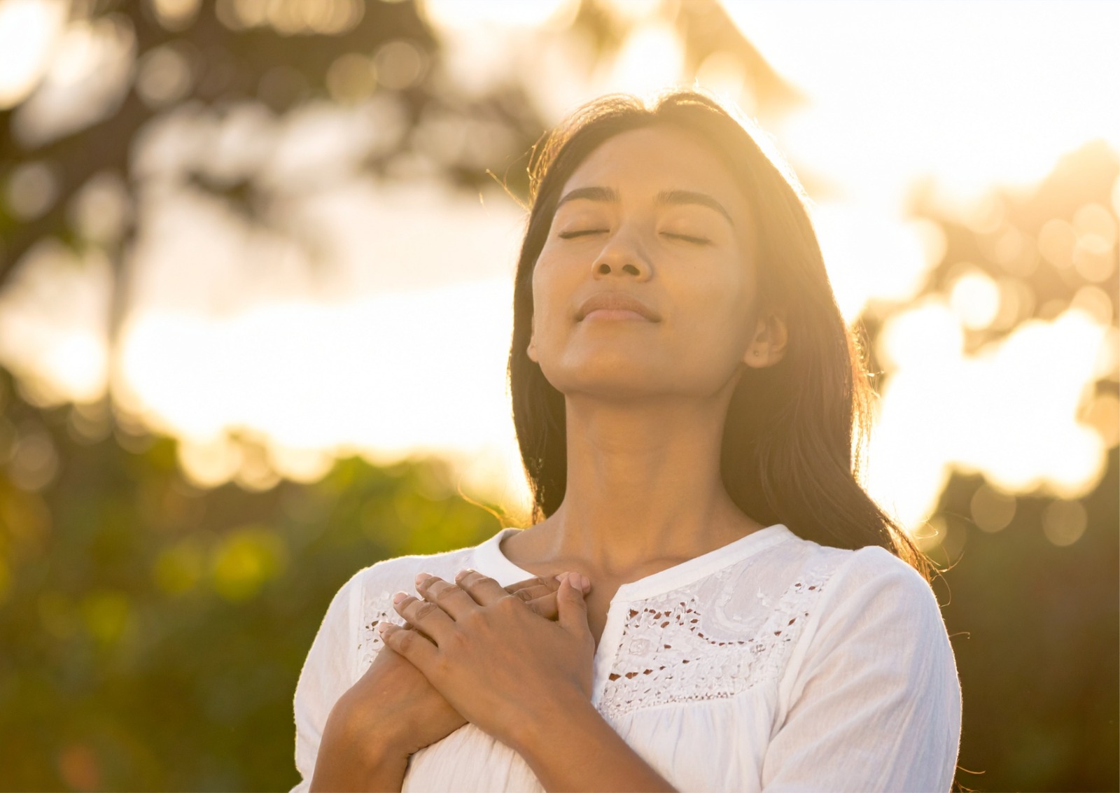 Pessoa respirando com tranquilidade ao ar livre, em contato com a natureza